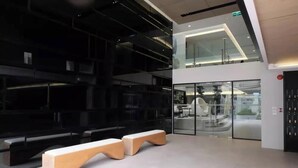 Ein modernes Interieur mit einer Sitzecke, Glastüren und einer Treppe.