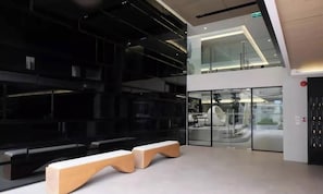Ein modernes Interieur mit einer Sitzecke, Glastüren und einer Treppe.