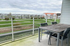 Outdoor dining - Family Duplex near the Belgian Coast (NIEUWPOORT)