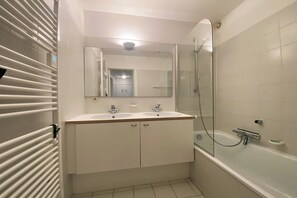 Bathroom - Two-Bedroom Nieuwpoort-Bad Apartment (NIEUWPOORT)