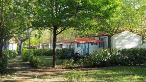 Una hilera de casas de una planta con un sendero que atraviesa un jardín.