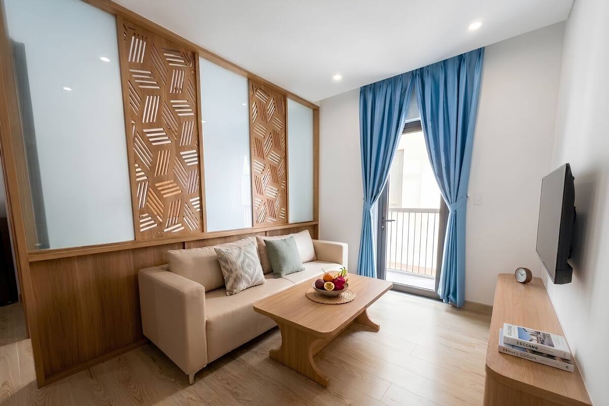 Apartamento, 2 habitaciones, balcón | Zona de estar | Televisión de pantalla plana de 43 pulgadas con canales por cable