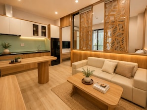 Apartamento, 1 habitación, balcón, vistas a la ciudad | Cocina privada | Frigorífico, placa de cocina y utensilios de cocina