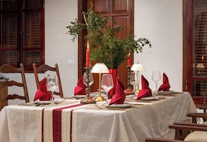 A dining table set with red napkins, wine glasses, and a candle centerpiece. - 500m2 Jacuzzi House 6BR West Lake/Billiard/BBQ (Hà Nội)