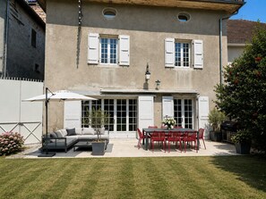 Outdoor dining - Historic French Country House with Pool & Alpine Views. 18people (Crolles)