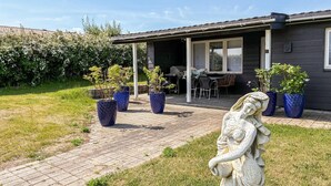 A house with a patio, outdoor seating, and potted plants. - Beautiful home in Holbæk with WiFi (Holbæk)
