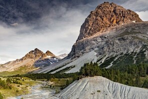 Eine gebirgige Landschaft mit felsigem Gelände und einem Fluss.