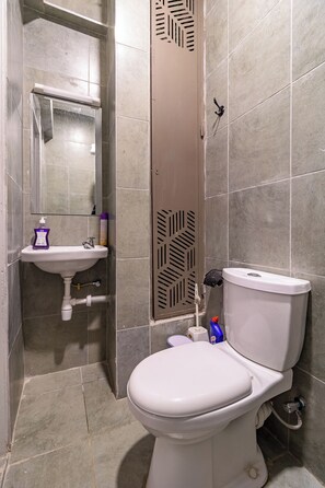 Ein Badezimmer mit Toilette, Waschbecken und Dusche.