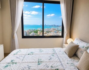 Iron/ironing board, WiFi, bed sheets - 1 BR Sea View Condo Near Walking Street (ตำบล หนองปรือ)