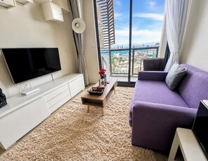 Living area - 1 BR Sea View Condo Near Walking Street (ตำบล หนองปรือ)