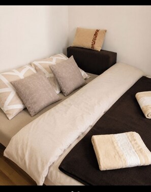 Iron/ironing board, bed sheets - Studio 9m² À BAIL MOBILITÉ 30 NUITS MINIMUM (Paris)