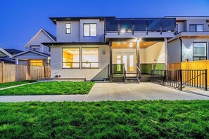 Exterior - Driftwood Den- Family 2BR Basement suite near White Rock Beach (Surrey)