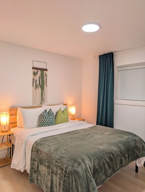 2 bedrooms, iron/ironing board, WiFi, bed sheets - Driftwood Den- Family 2BR Basement suite near White Rock Beach (Surrey)