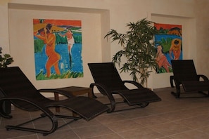 A room with three black lounge chairs, a small table, and two paintings on the wall. - 22, Residenz Seestern (Kühlungsborn-West)
