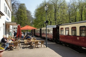 A train station platform with outdoor seating and a vintage train. - 22, Residenz Seestern (Kühlungsborn-West)