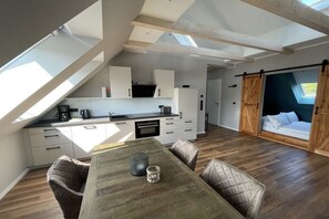 Ein modernes Loft mit Essbereich, Küche und Schlafbereich.