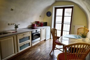 Kjøleskap, mikrobølgeovn, kokeplater og kaffetrakter/tekoker