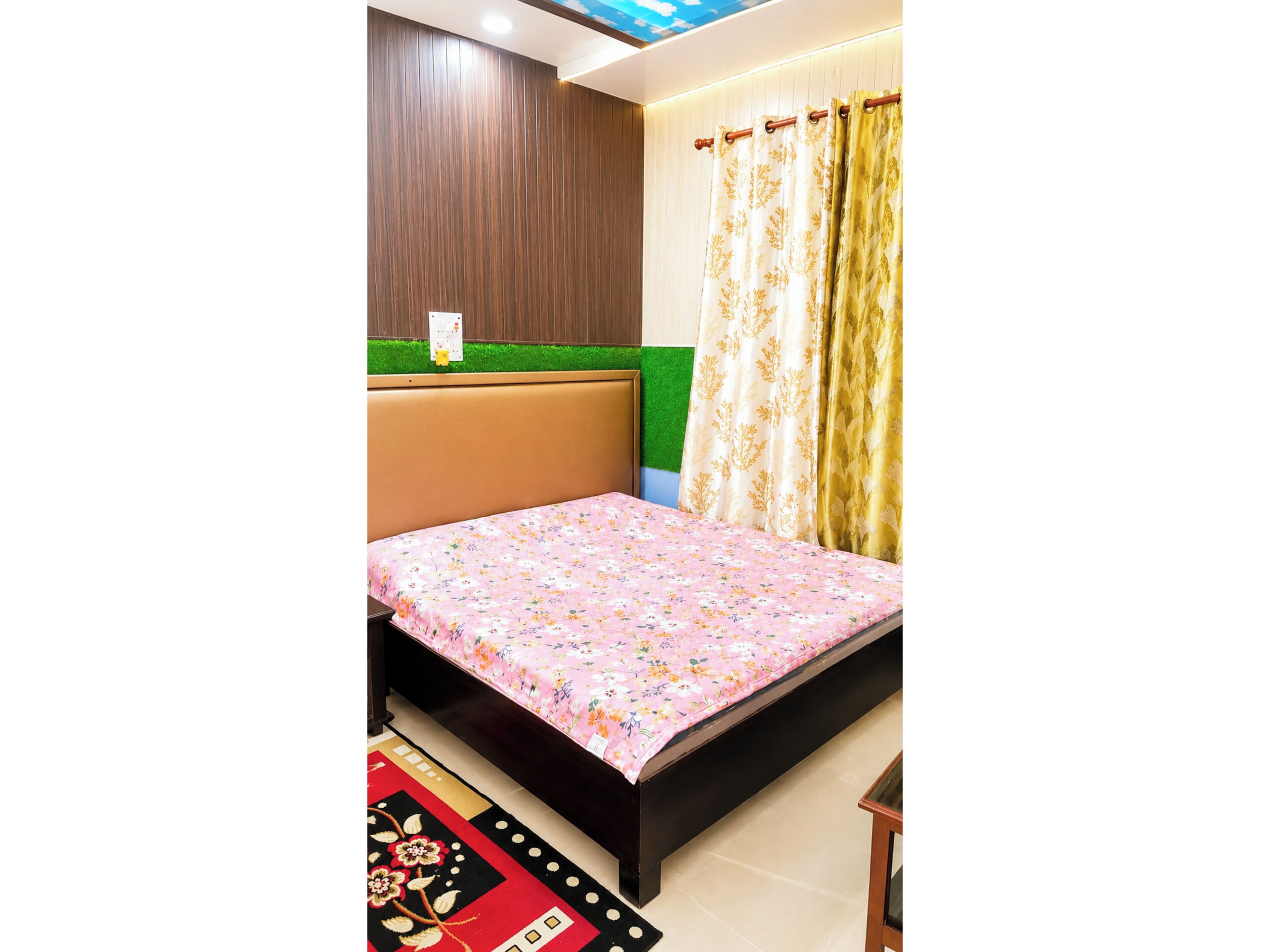 Hypo-allergenic bedding, desk, soundproofing, free WiFi