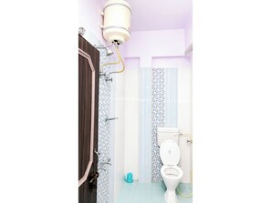 Shower, pancuran hujan, sandal, dan handuk