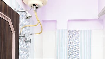Douche, douche à « effet pluie », chaussons, serviettes fournies