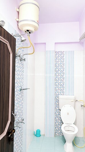Shower, rainfall showerhead, slippers, towels - Hotel Anand Inn  (Berinag)