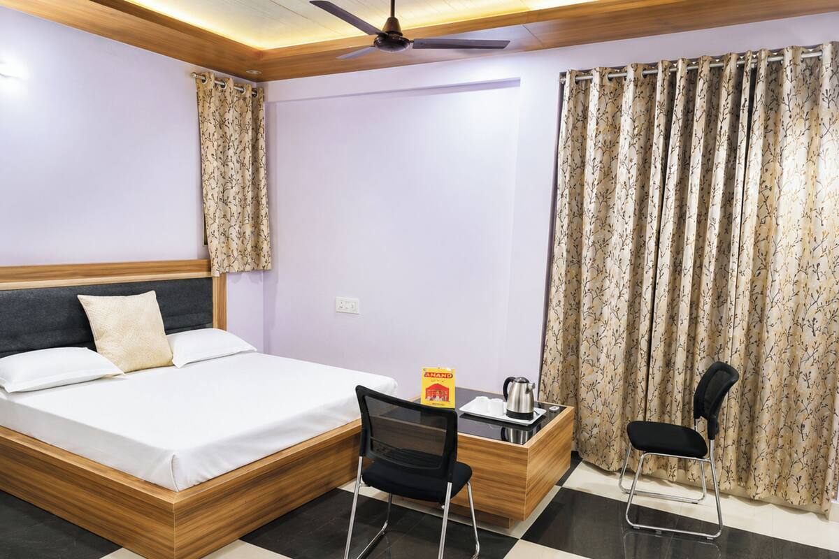 Hypo-allergenic bedding available, desk, soundproofing, WiFi (free)