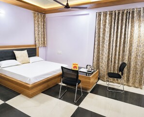 Hypo-allergenic bedding, desk, soundproofing, free WiFi