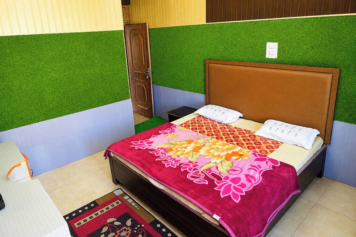 Hypo-allergenic bedding available, desk, soundproofing, WiFi (free)