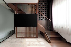 A staircase with wooden railings, a glass railing, and a white curtain. - Luoyang Yunhuali Hotel (Luoyang)