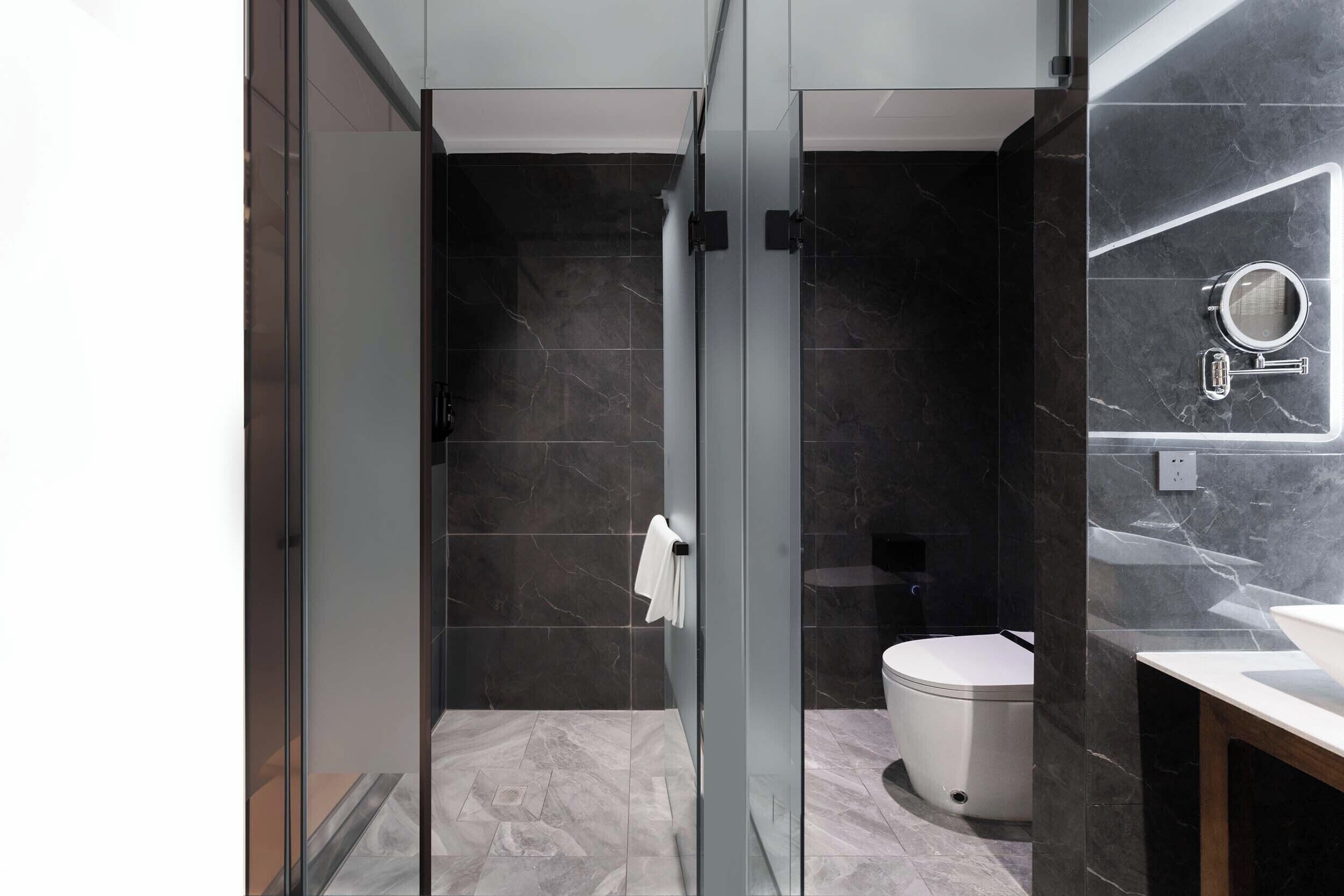 Classic Double Room | Bathroom | Free toiletries, hair dryer, slippers, towels
