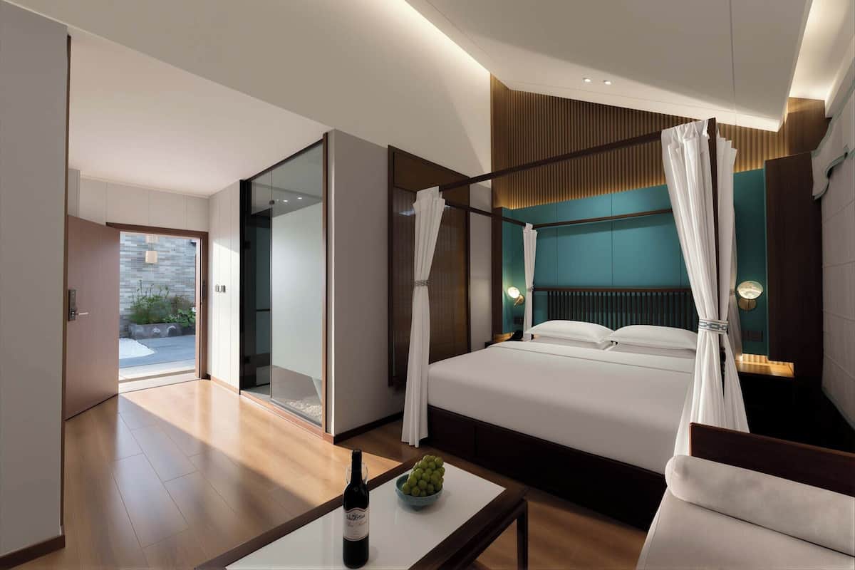 Ropa de cama de alta calidad, minibar y escritorio 