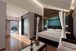 Ropa de cama de alta calidad, minibar y escritorio