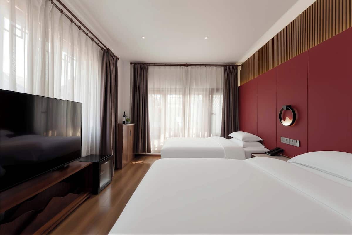 Ropa de cama de alta calidad, minibar y escritorio 