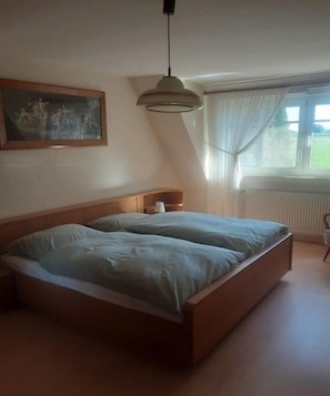 Bügeleisen/Bügelbrett, kostenloses WLAN, Bettwäsche