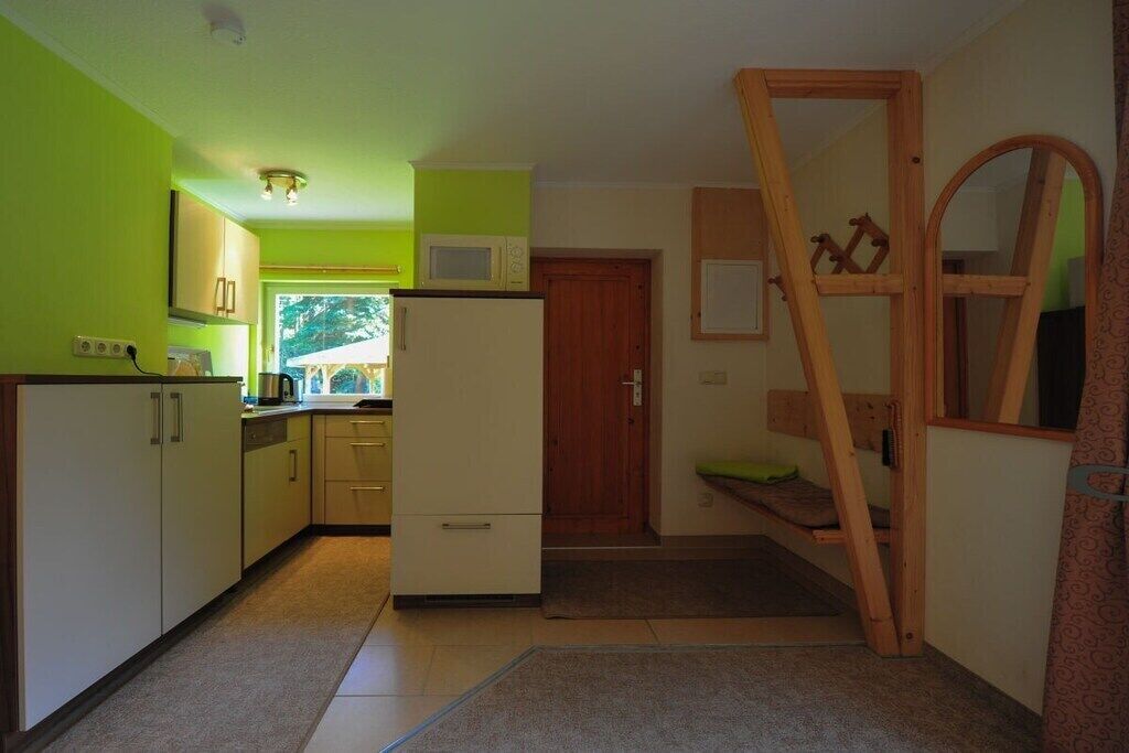 Wasserkocher mit Kaffee-/Teezubehör, Kühlschrank, Mikrowelle, Herdplatte