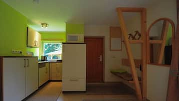 Wasserkocher mit Kaffee-/Teezubehör, Kühlschrank, Mikrowelle, Herdplatte