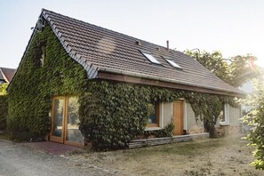 A house with a sloped roof, a front door, and a small porch area. - Merle in Plau - Heidenholz (Plau am See)