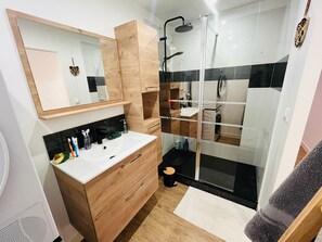 Bathroom - Vrbo Property (Dunkerque)