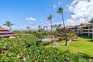 Ein Resort mit mehreren Gebäuden, einem Schwimmbad und üppiger Bepflanzung.