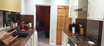 Entire Nuneaton Home Sleeps up to 6 Guests Near Town and George Eliot Hospital