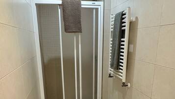 Douche, sĂšche-cheveux, serviettes fournies, savon