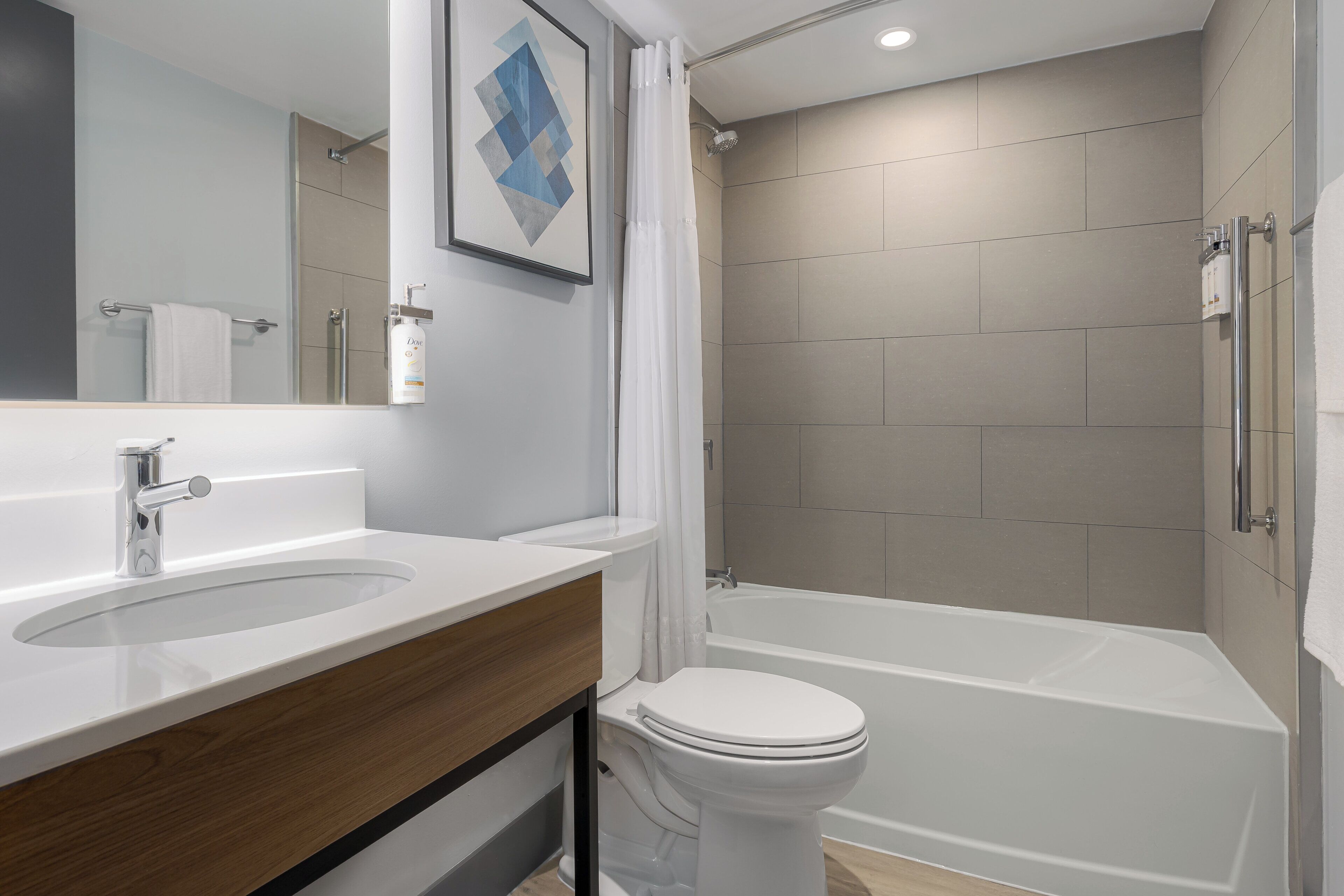 Un baño moderno con bañera, inodoro y lavabo.