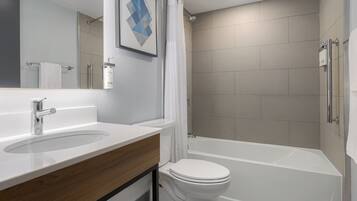 Un baño moderno con bañera, inodoro y lavabo.