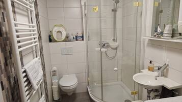 Dusche, Haartrockner, Handtücher, Seife