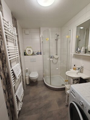 Shower, hair dryer, towels, soap - Vrbo Property (Zetel)