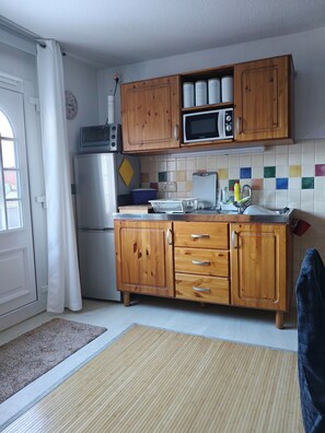 Fridge, microwave, oven, stovetop - Vrbo Property (Zetel)