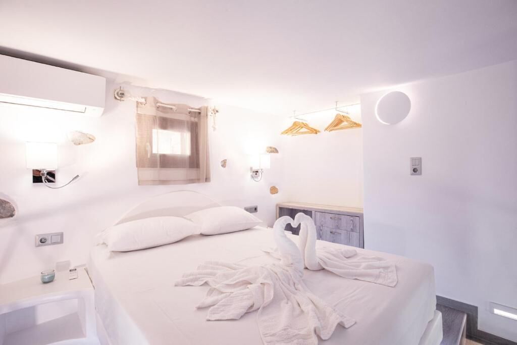 Colchones con pillow-top y caja de seguridad en la habitación 