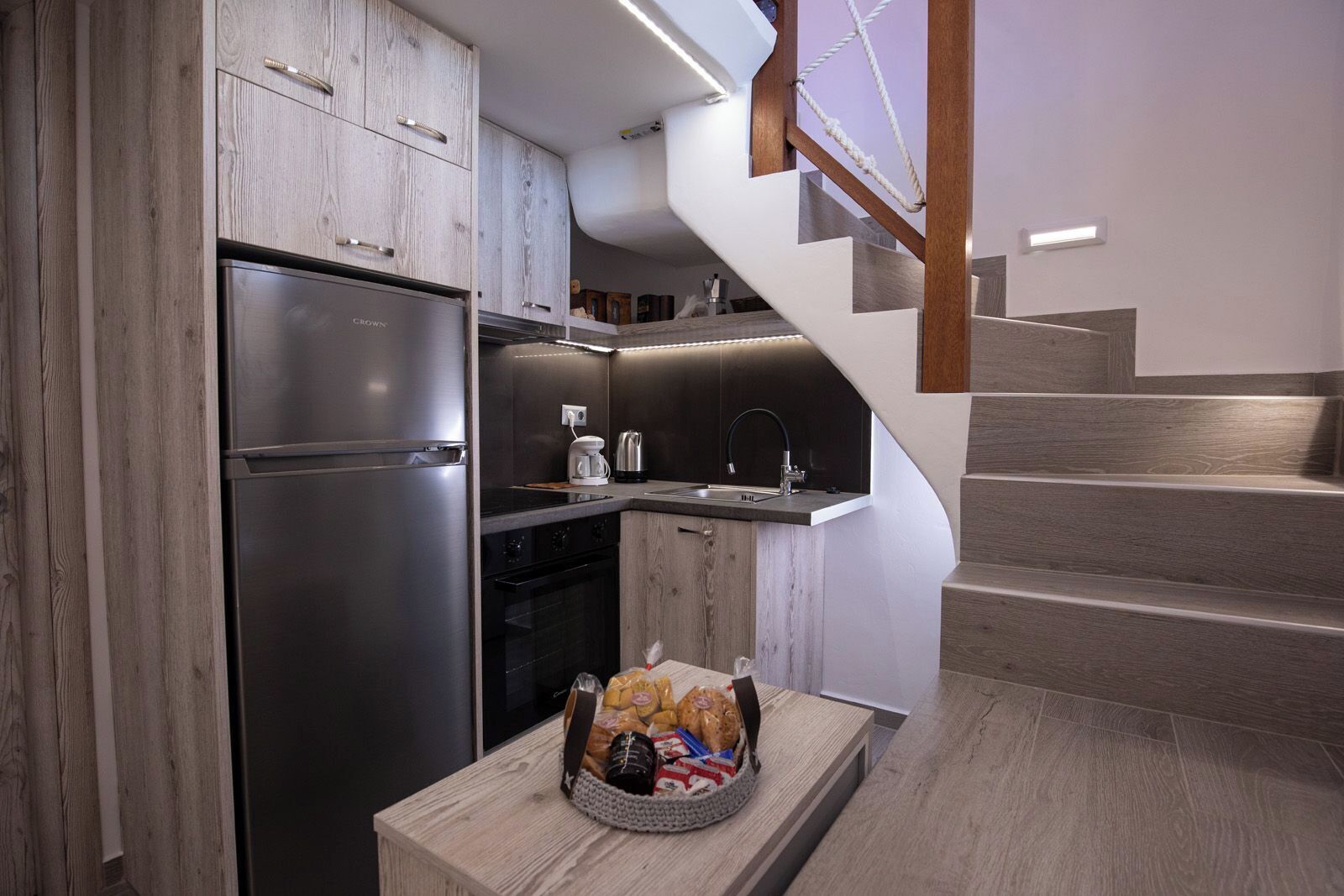 Refrigerador con freezer, horno, placa de cocina, cafetera expreso
