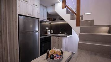 Refrigerador con freezer, horno, placa de cocina, cafetera expreso