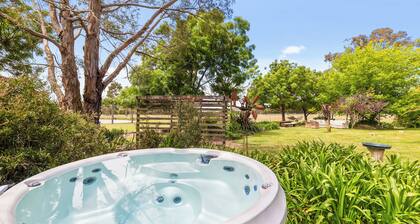 Luxury Wamboin Farmhouse- Spa, Chef’s Kitchen, 5BR